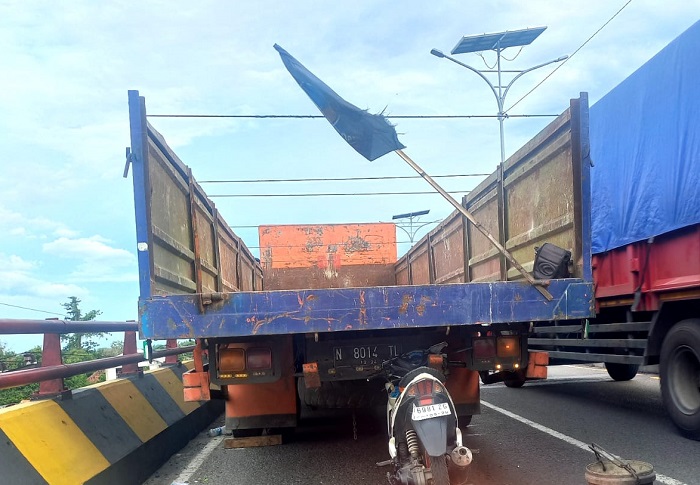 Tabrakan antara motor dan truk mogok di Flyover Peterongan Jombang, pelajar tewas