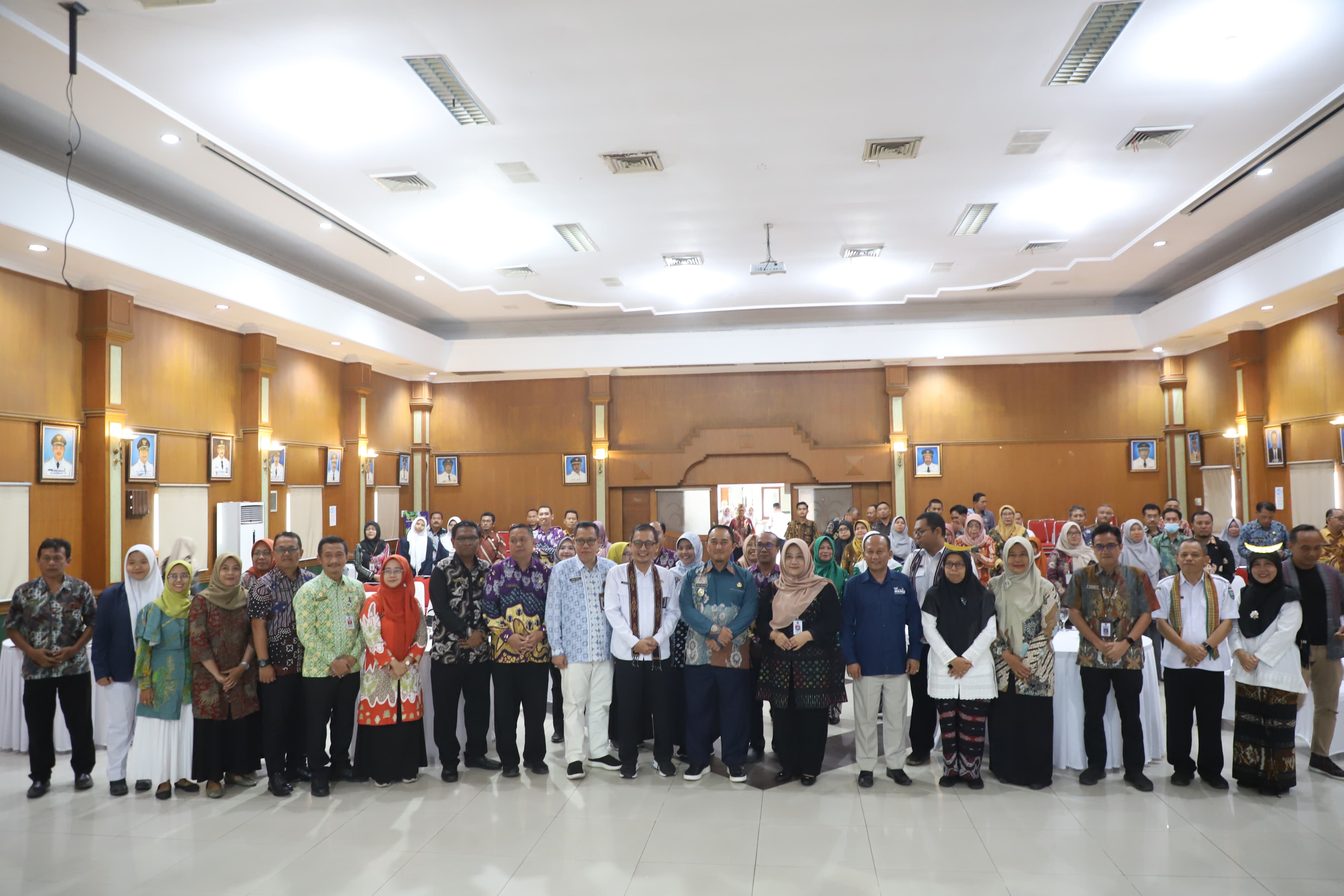 Pj Bupati Jombang Teguh Narutomo berfoto bersama pemenang Krenova di Ruang Bung Tomo Pemkab Jombang, Kamis (28/11)