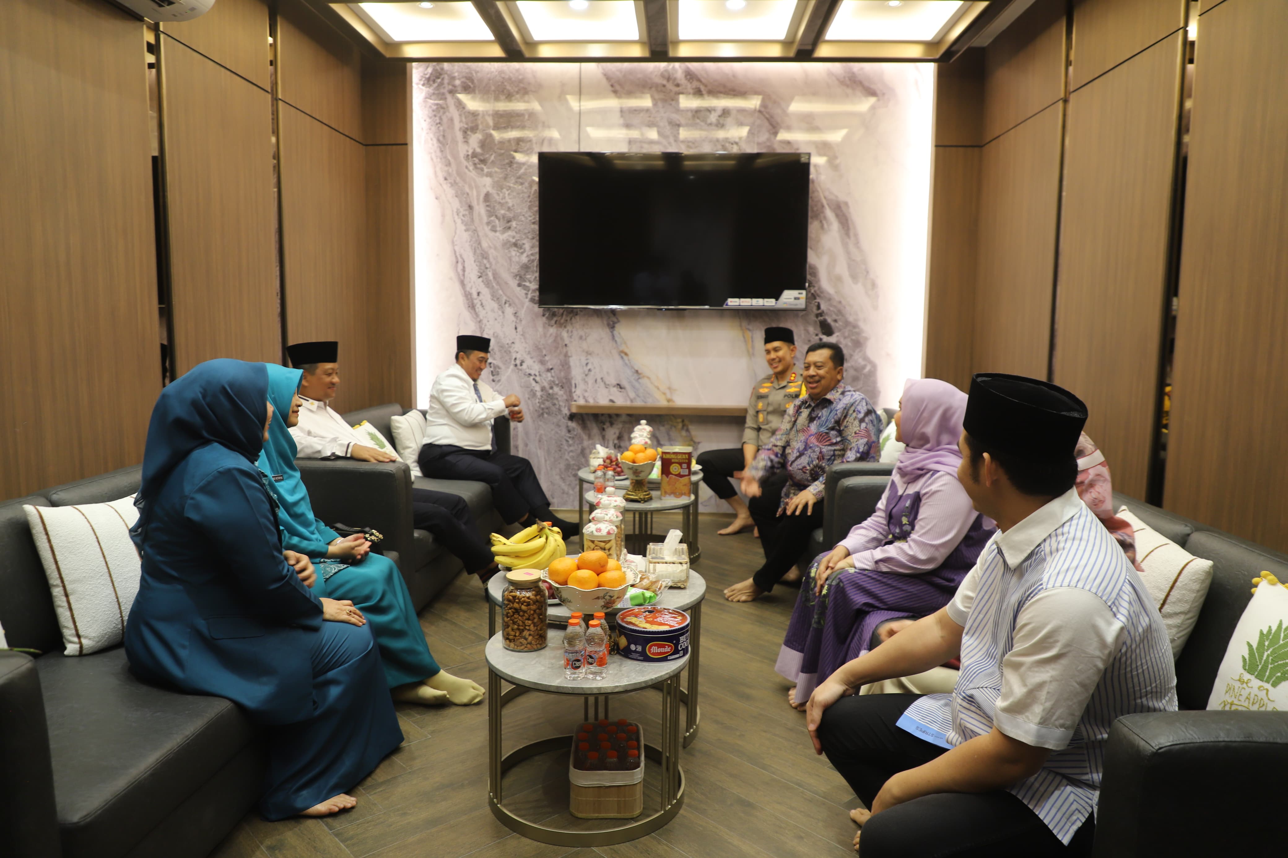 Pj Bupati Jombang bersama Forkopimda berkunjung ke rumah Warsubi