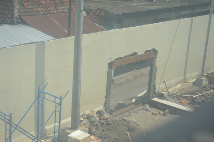 Pagar Samping Pasar Perak Jombang yang dibongkar sebagai akses tambahan