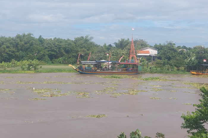 Perahu tambang di megaluh Jombang yang sempat hanyut karena debit air dan sampah