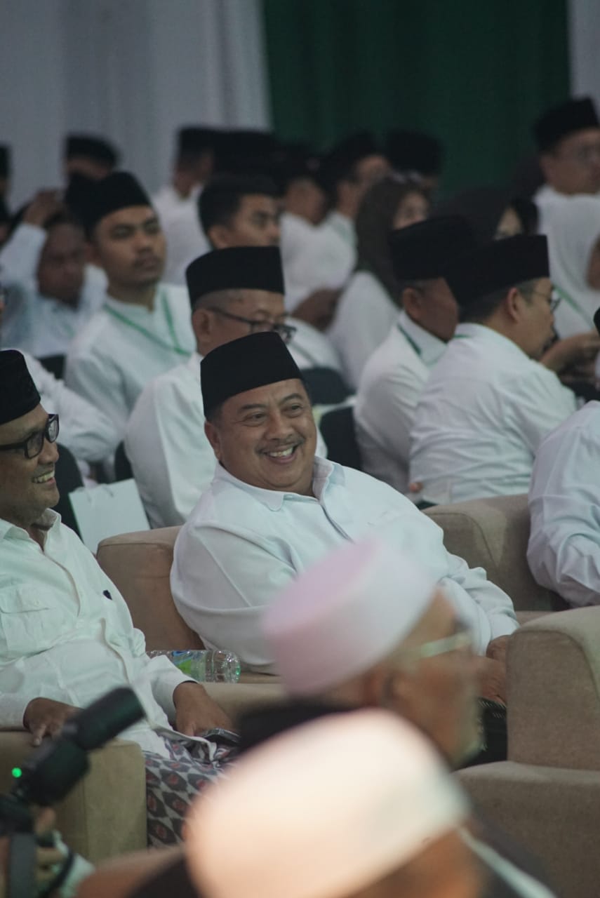 Calon Bupati nomor urut 2 Warsubi saat menghadiri menghadiri kegiatan pelantikan Pengurus PWNU Jatim di lingkup Universitas KH Hasyim Asy&rsquo;ari (Unhasy), Sabtu (30/11) malam.
