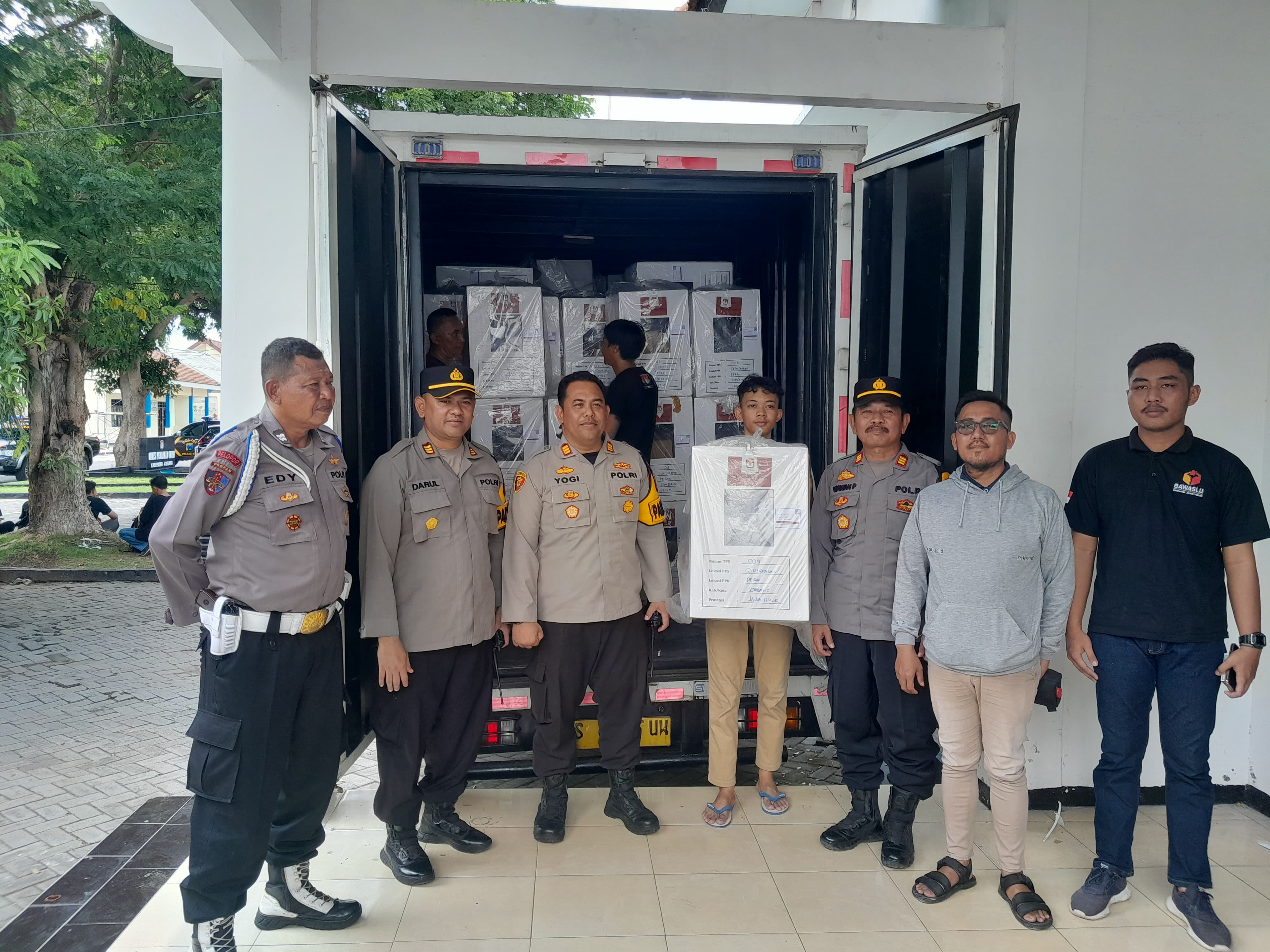 Proses penarikan kembali kotak suara Pilkada 2024 ke KPU Jombang dari kecamatan
