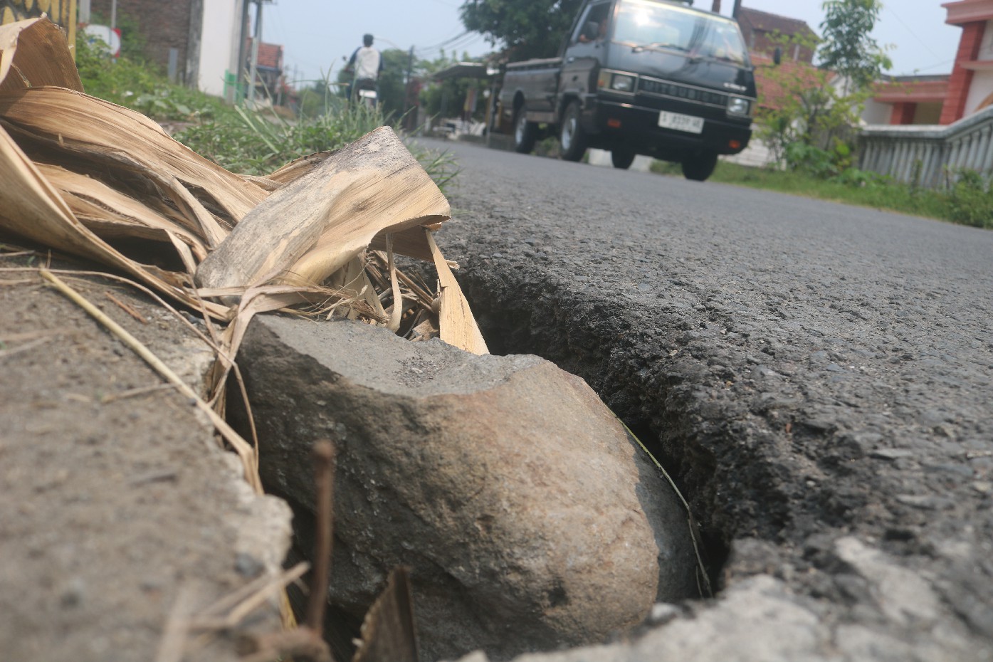 Kondisi duiker Jalan Kabupaten di Desa Sukorejo, Perak Jombang yang bolong