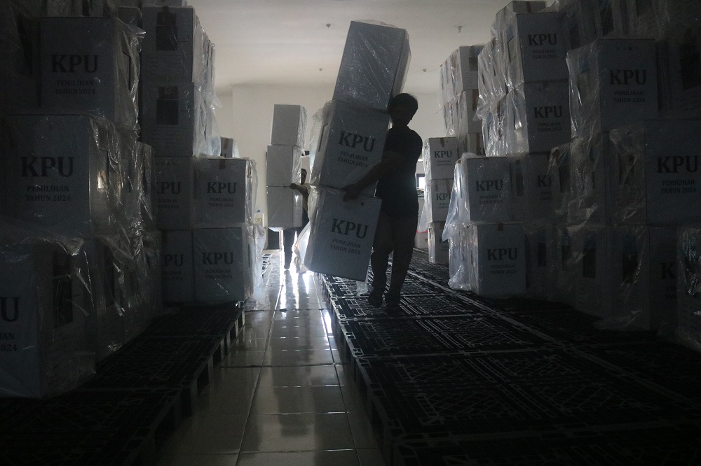 Proses pengakutan kotak suara dari kecamatan ke gudang KPU Jombang
