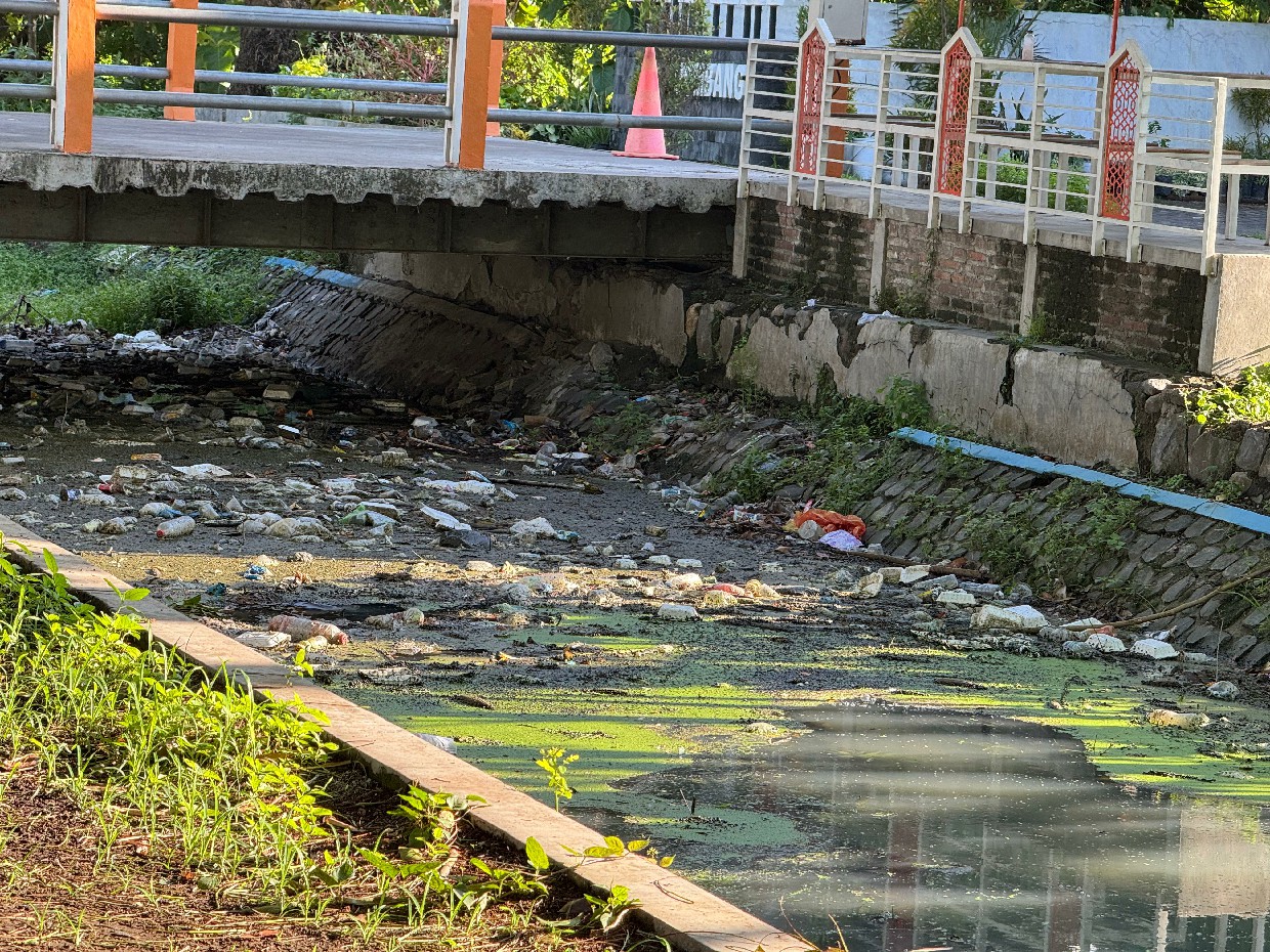 Kondisi saluran air di Desa Pandanwangi Jombang yang kumuh, penuh lumut dan sampah