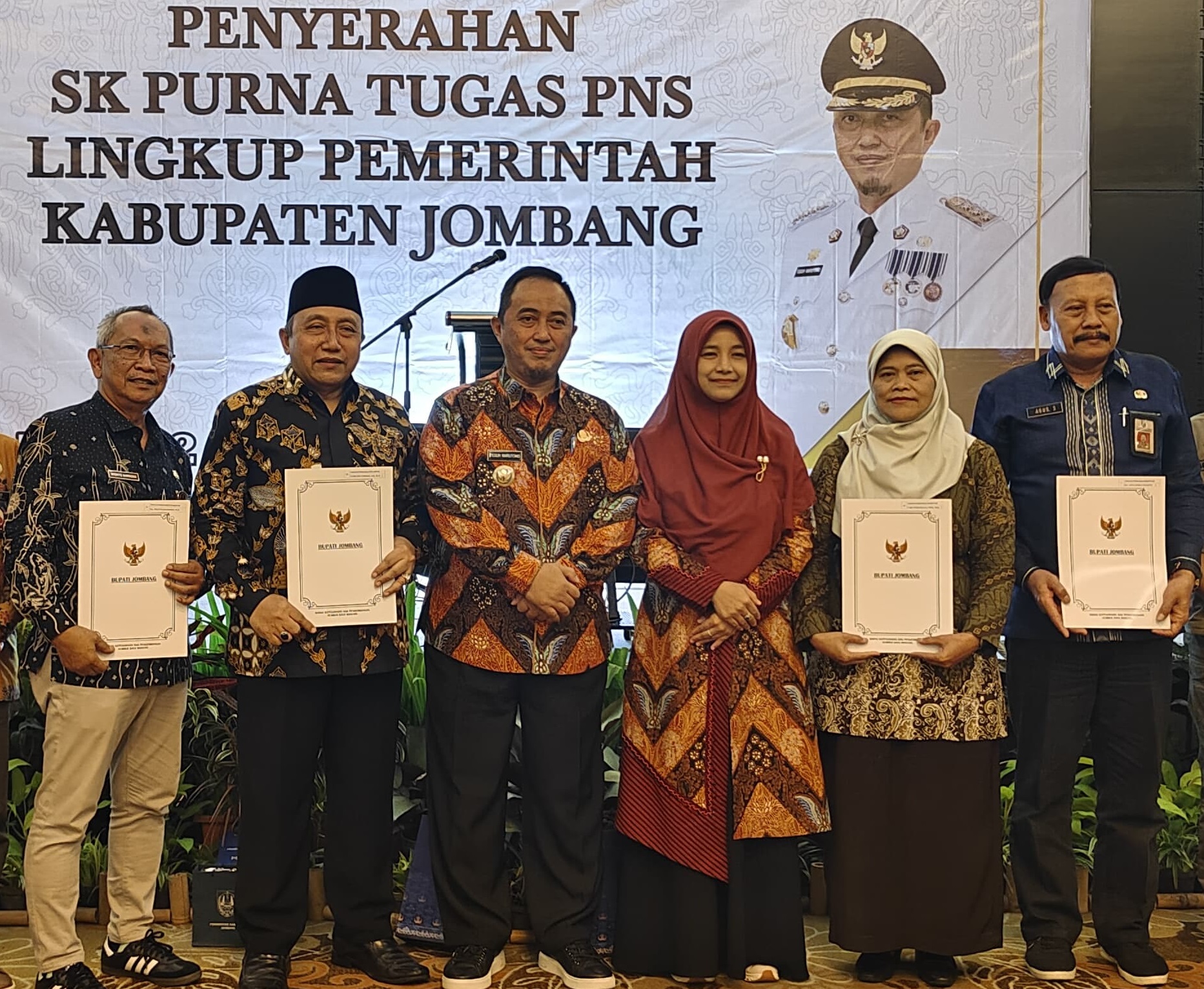 Pj Bupati Jombang berfoto bersama 4 Pejabat Eselon II yang akan pensiun di awal 2025 mendatang