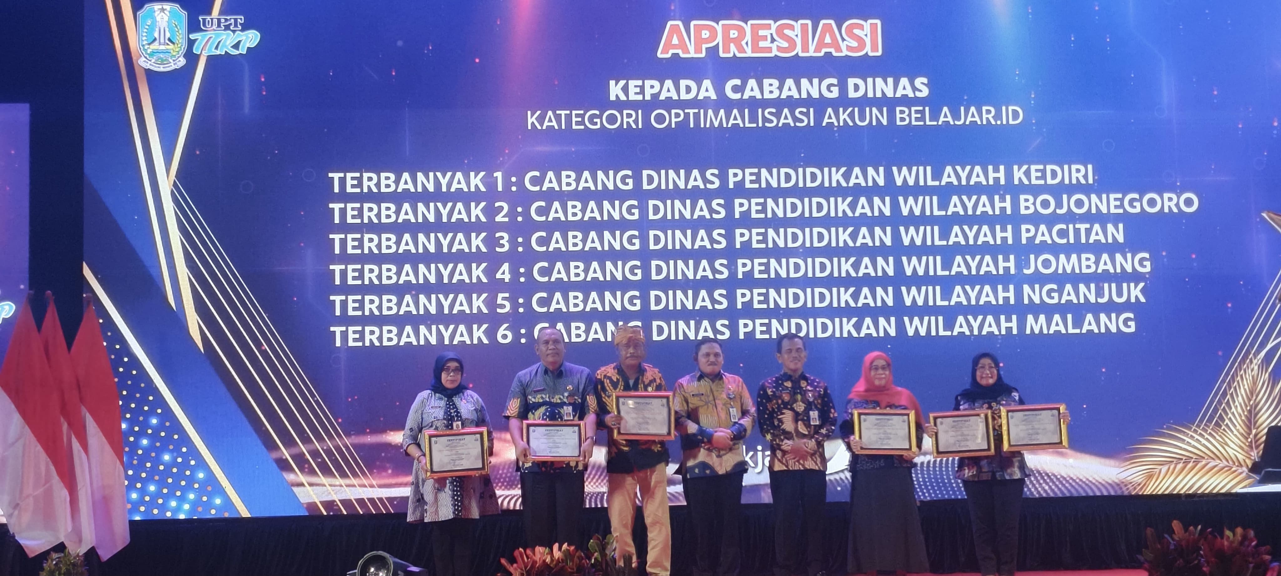 Penghargaan diberikan Plh Kepala Dinas Pendidikan Provinsi Jawa Timur, Dr Suhartono MPd, kepada Plt Kepala Cabdindik Jombang, Evi Dwi Widajanti MM (paling kanan).