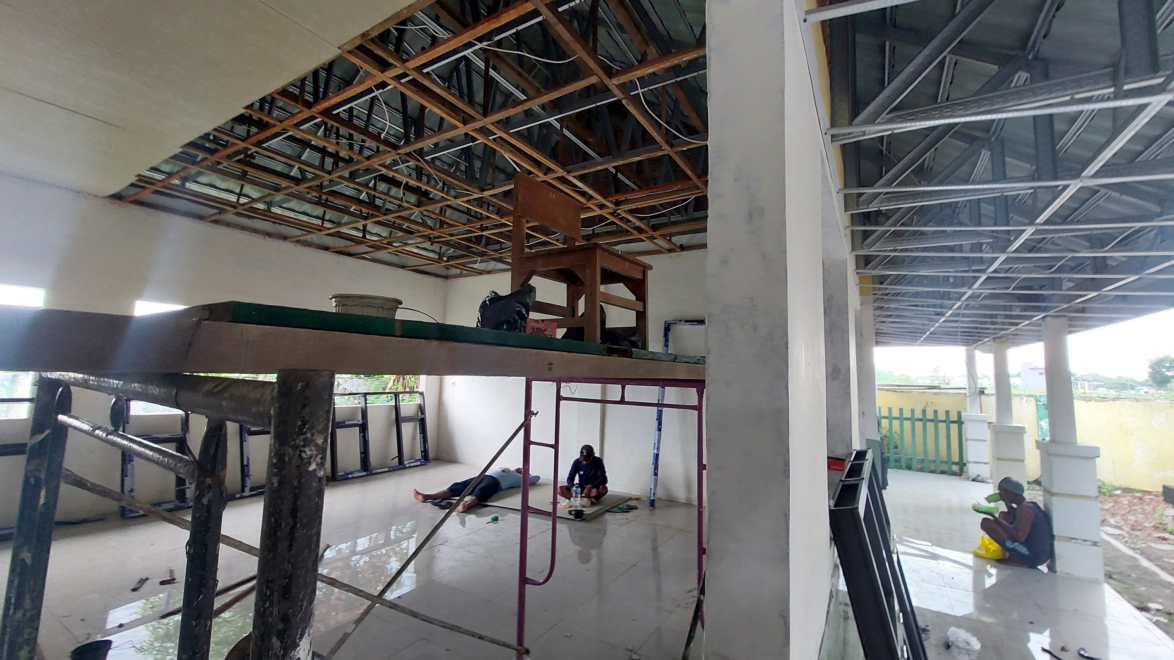 Kondisi bangunan proyek rehab SD Negeri Jarak 2 Jogoroto Jombang yang belum tuntas hingga Selasa (3/12) siang