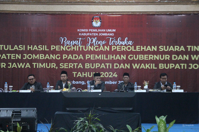 Ketua KPU Jombang Ahmad Udi Masjkur bersama empat komisioner KPU Jombang memimpin rapat pleno rekapitulasi di Hotel Yusro, kemarin (3/12).