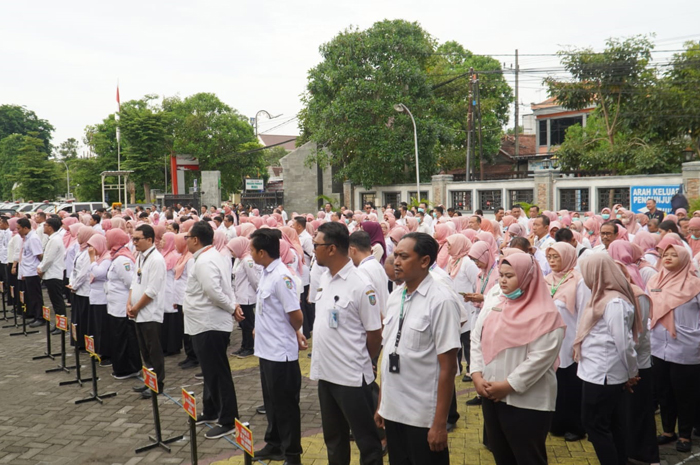 Apel bersama seluruh karyawan, Rabu (4/12) yang dipimpin Direktur RSUD Jombang,  Dr dr Ma