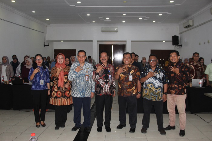 KOMPAK: Kepala Disnaker Jombang Isawan Nanang Risdiyanto foto bersama dengan seluruh peserta di Hoten Green Red Jombang, kemarin (5/12).