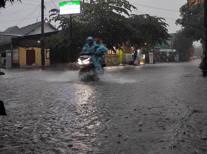 TERDAMPAK: Banjir yang melanda Dusun Denanyar Selatan, Desa Denanyar, Kecamatan Jombang, Kamis (5/12) petang.