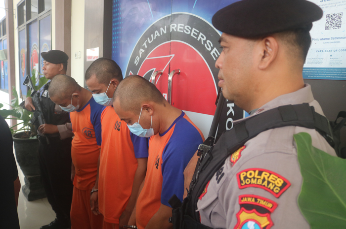 Tiga pengedar narkoba jenis sabu asal Jombang yang dibekuk polisi dan menjadikan Ringroad Mojoagung Jombang ladang ranjau sabu