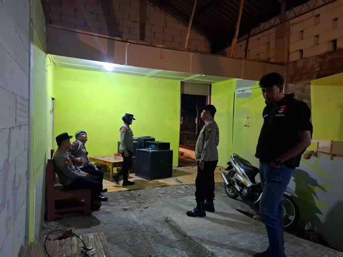 TEGAS: Polsek Tembelang saat menggerebek tempat karaoke berkedok kafe yang menjual miras di Kecamatan Tembelang, Jombang, Rabu (4/12) malam.