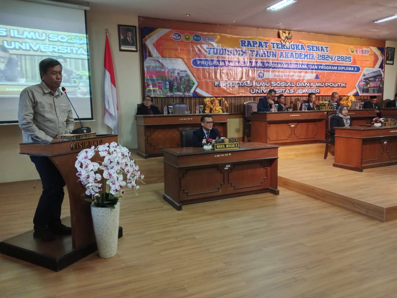 Direktur Jawa Pos Radar Jombang M nur Kholis saat memberikan oerasi di Yudisium FISIP Universitas Negeri Jember (6/12)