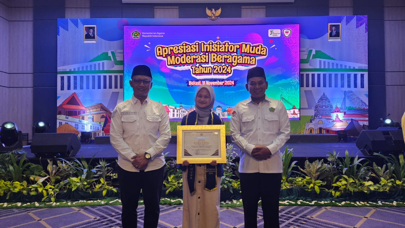 BERPRESTASI: Rahma Rafida, siswi MAN 3 Jombang menerima penghargaan sebagai Inisiator Muda Moderasi Beragama Kemenag 2024.