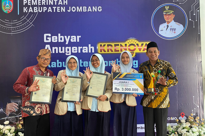 KREATIF: Tim Semantik membawa piagam penghargaan Anugerah Krenova Kabupaten Jombang 2024, didampingi Kepala MAN 3 Jombang, Sutrisno  (kanan) dan M Akhyak (kiri).
