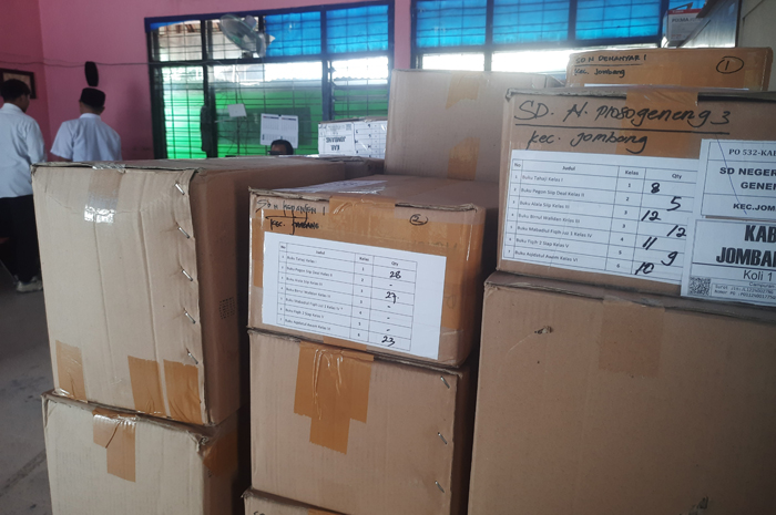 RAMPUNG: Tumpukan buku mulok pendidikan diniyah telah turun di kantor Wilker Pendidikan Kecamatan Jombang, Rabu (4/12).