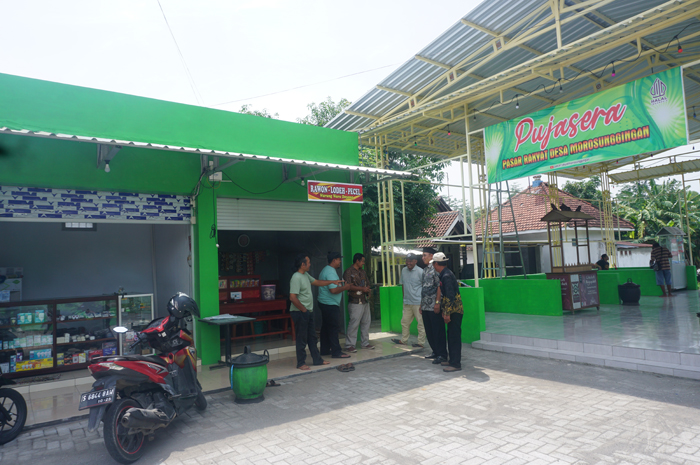 Kepala Desa Morosunggingan H Sunarjo berdiskusi dengan jajaran perangkat desa, pengelola pasar dan TPK Desa Morosunggingan untuk pengembangan pasar desa dan pujasera.