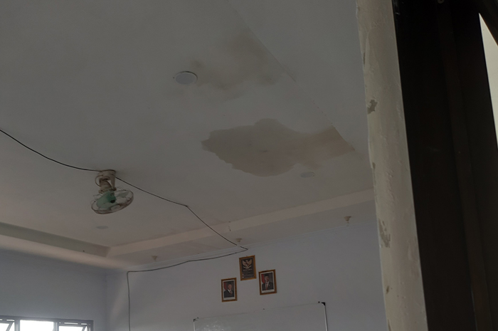 Kondisi ruang kelas hasil proyek rehab di SMPN 6 Jombang yang rembes dan bocor
