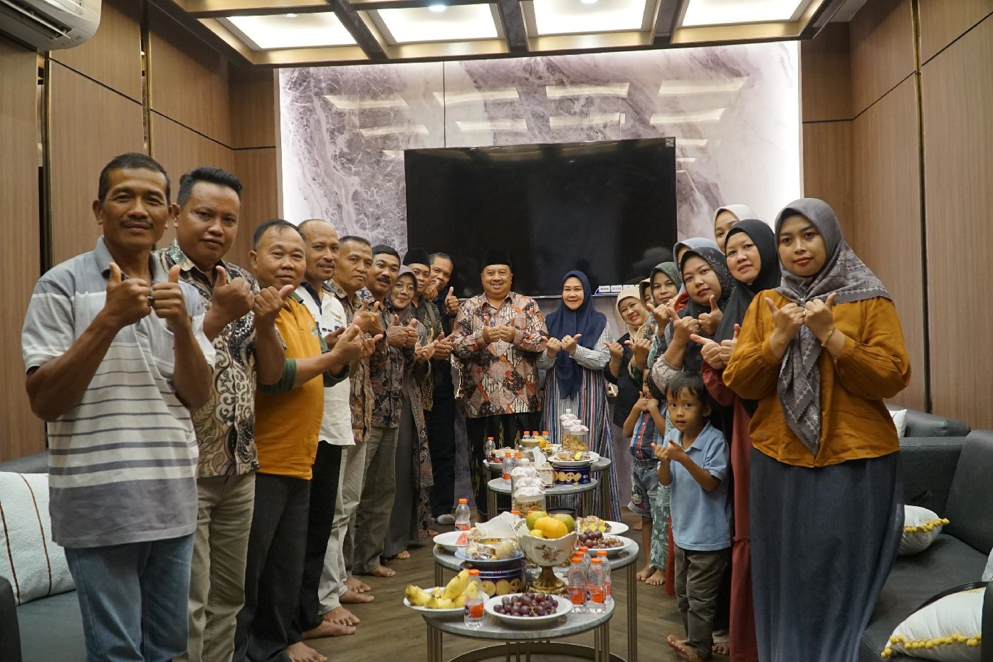 Para kepala desa se-Kecamatan Wonosalam silaturahmi ke kediaman Warsubi di Desa Mojokrapak Kecamatan, Tembelang,  Jombang (8/12)