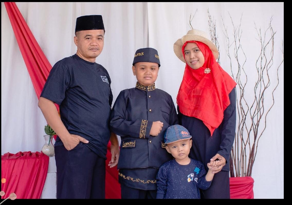 Mukani bersama istri dan kedua anaknya
