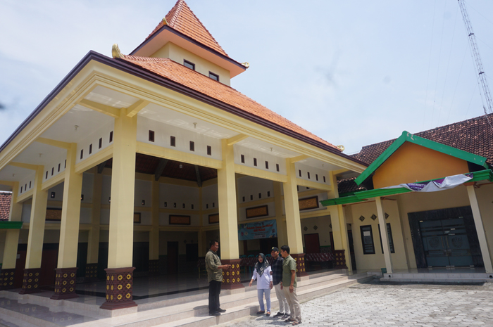 Kepala Desa Tengaran Achmad Kusairi didampingi jajaran perangkat desa di samping bangunan pendapa kantor Desa Tengaran.