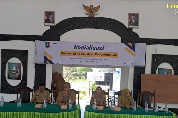 Kepala Dispendukcapil Jombang Masduqi Zakaria memimpin sosialisasi pelayanan adminduk di tingkat kecamatan.