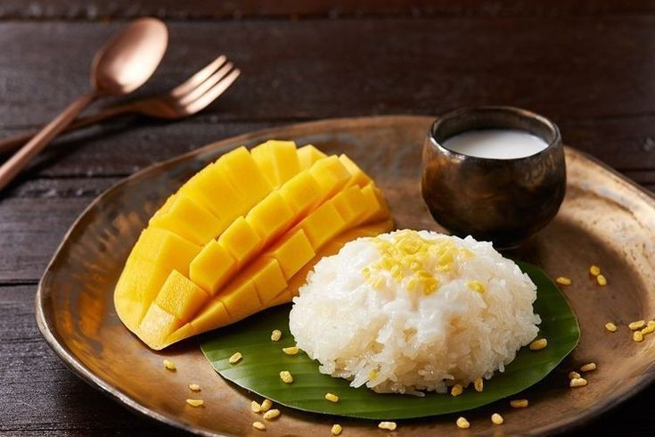 Ilustrasi mango sticky rice, makanan khas thailand dan cara membuatnya