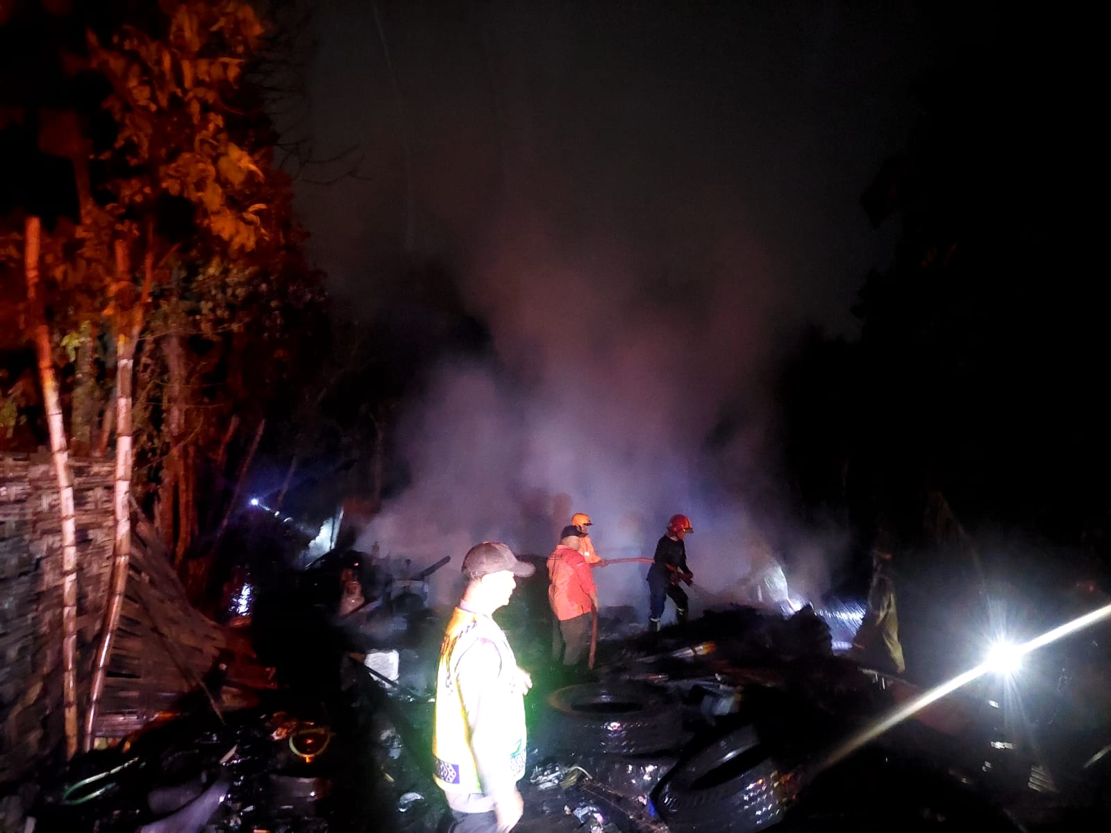 Kondisi gudang ban di Brudu, Sumobito Jombang yang terbakar