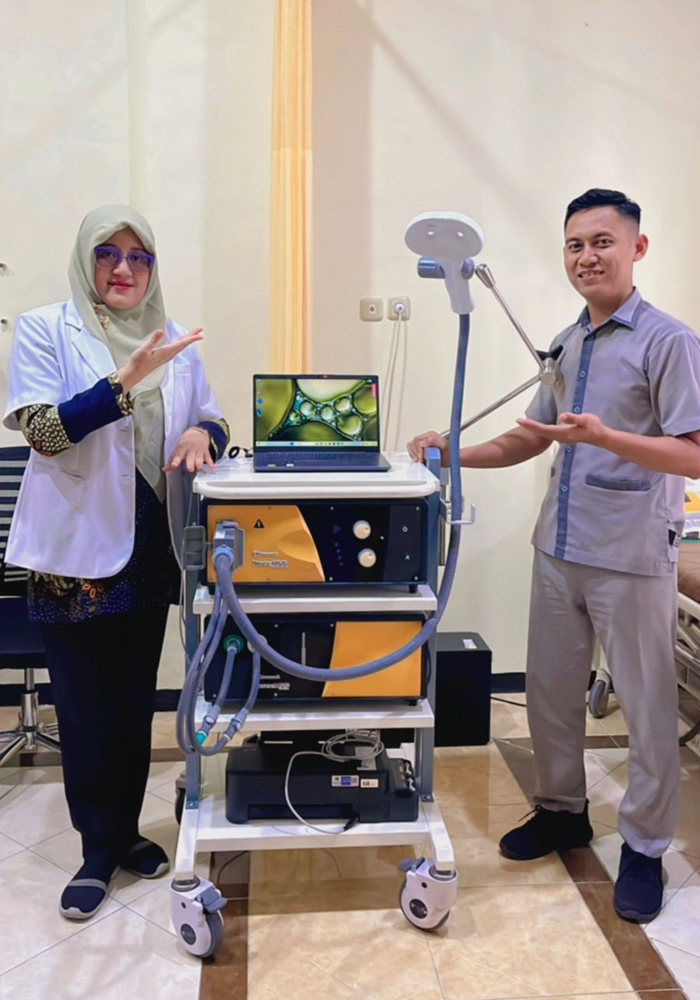 3.	dr Intan Nurswida, SpN menunjukkan alat Transcranial Magnetic Stimulation (TMS) untuk pelayanan pasien stroke