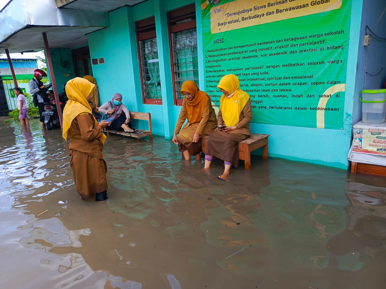 Kondisi SD Negeri di Jombang yang kebanjiran membuat siswa diliburkan dan belajar di rumah