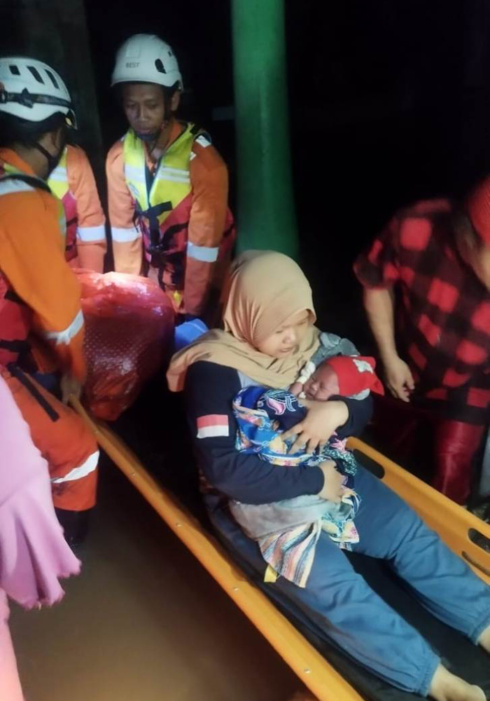 Proses evakuasi warga Dusun Wonokero, Peterongan Jombang yang terdampak banjir Selasa (10/12) dini hari