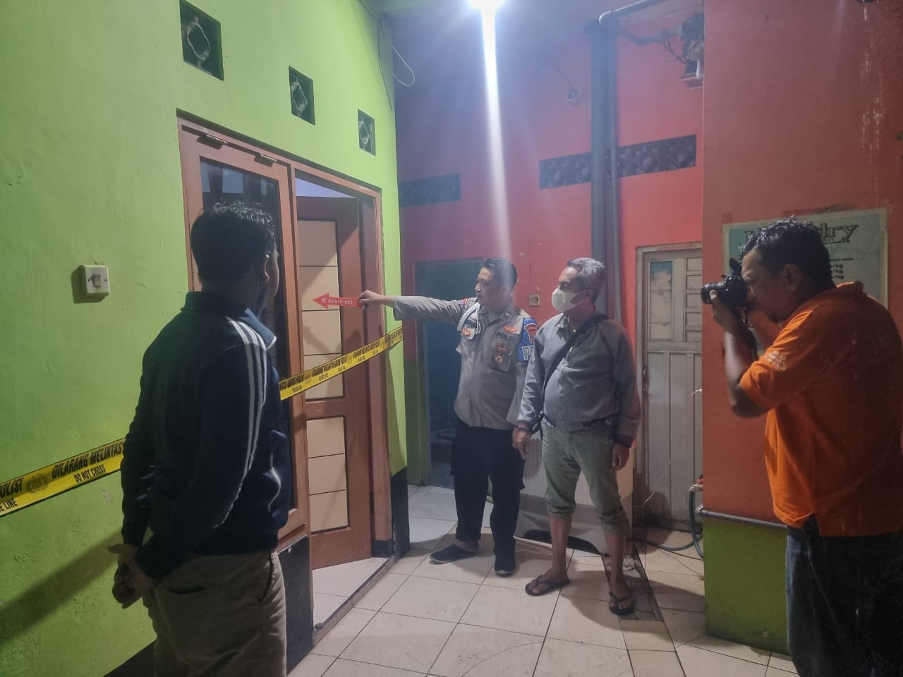Polisi saat melakukan olah kejadian perkara di kamar kos tempat wanita asal gresik melahirkan dan bayinya meninggal dunia