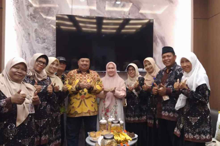 Cabup Jombang Warsubi foto bersama pengurus IGTKI Jombang yang berkunjung ke rumahnya Selasa (10/12).