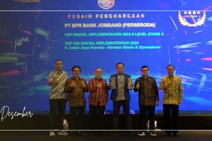 Direktur Bisnis Bank Jombang Adam Joyo Pranoto (tengah) menerima dua penghargaan TOP Digital Awards 2024 di Jakarta, Kamis (5/12).