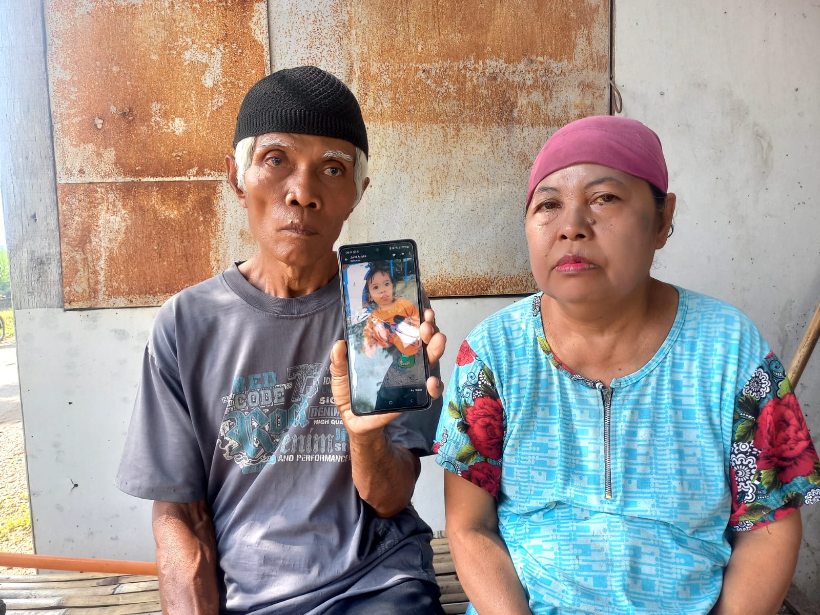 Kakek korban menunjukkan Foto K, balita yang tewas usai dianiaya dan diracun pacar ibunya