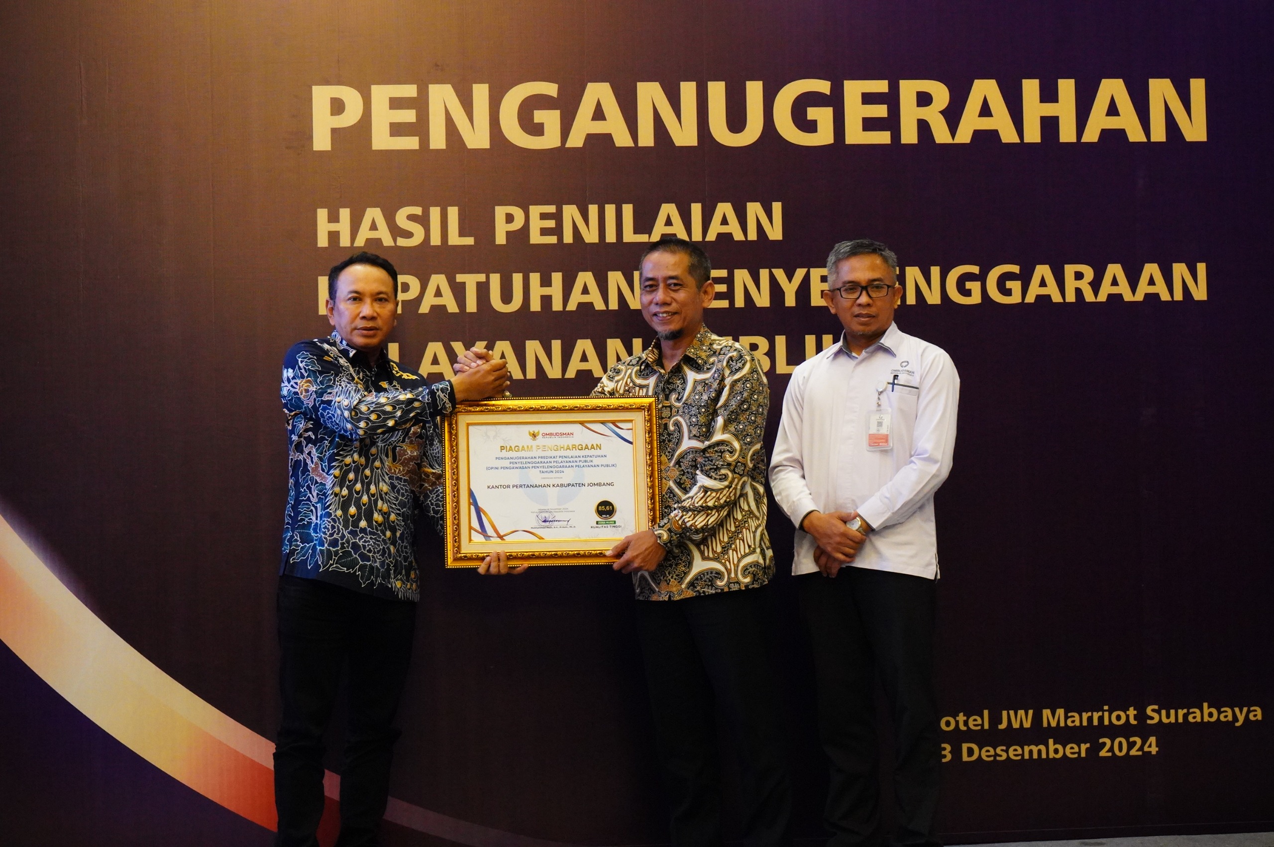 Kakantah Jombang Tomi Jomaliawan (tengah) saat menerima penghargaan peringkat 5 Penganugerahan Penilaian Kepatuhan Pelayanan Publik Tahun 2024 se-Jawa Timur