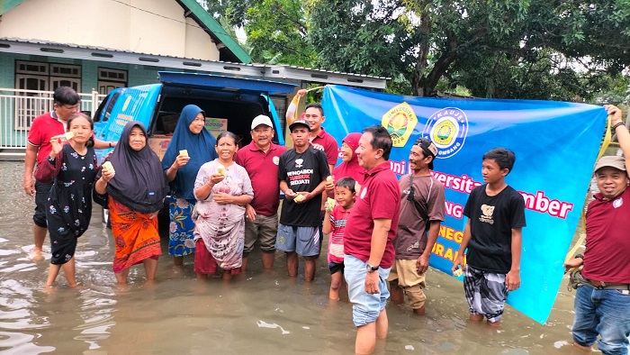 KAUJE Korda Jombang memberikan bantuan kepada korban terdampak banjir di Dusun Beluk, Desa Jombok, Kecamatan Kesamben, Jombang, Jumat (13/12).