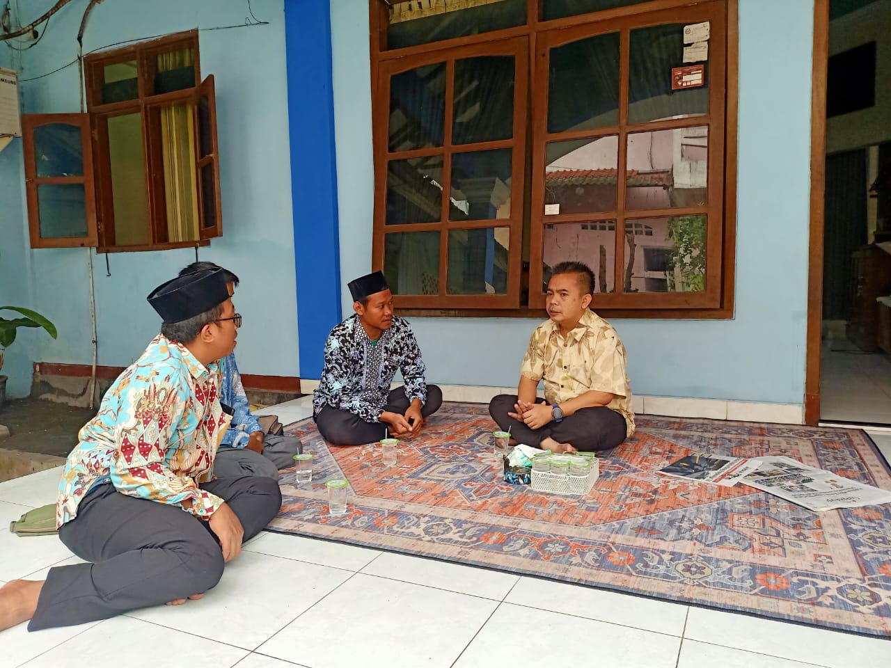 Wakil Ketua DPRD Jombang, HM Syarif Hidayatullah ST MMT (Gus Sentot) saat menerima perwakilan guru mulok diniyah dari Kecamatan Jombang yang ke rumahnya menyampaikan aspirasi,(12/12).