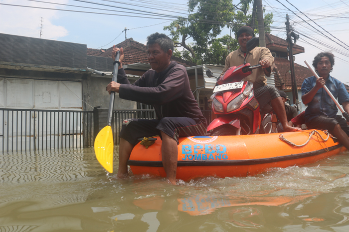 Bajir Luapan Afvour Watudakon yang masih menggangi permukiman di Dusun Kedondong, Blimbing, Kesamben Jombang hingga Kamis (12/12)