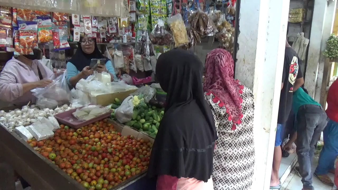 enjual sayur di Pasar Pon Jombang menyebut ada kenaikan harga jelang nataru