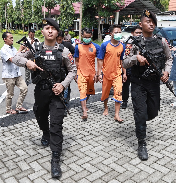 Dua tersangka kasus pembunuhan balita di Mojoagung Jombang saat digelandang ke Mapolres Jombang