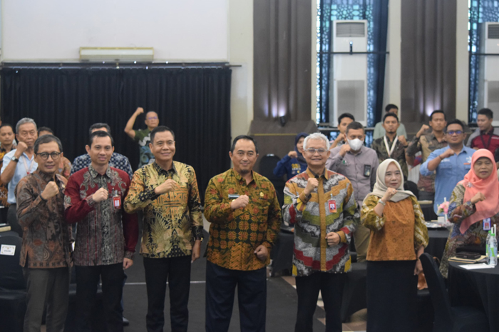 Pimpinan Bank Jatim Cabang Jombang, Hanif Julhamsyah, bersama Pj Bupati Jombang, Teguh Narutomo, saat kegiatan Gathering Forum Tanggung Jawab Sosial Lingkungan (TJSL), Kamis (12/12).
