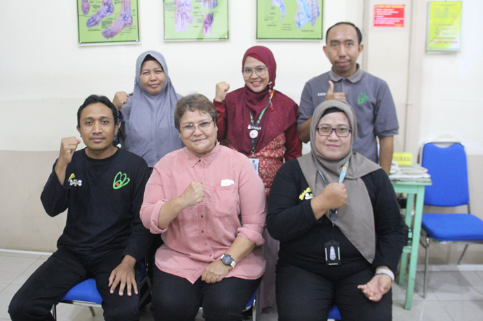 dr Yvonne Sarah KB SP OT Spine foto bersama dengan petugas medis dan administrasi di ruang Poli Ortopedi RSUD Jombang.