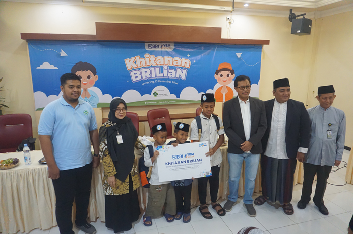 Branch Manager BRI BO Jombang, Effendi Sudarso, bersama jajaran manajemen RSNU Jombang dan perwakilan peserta khitan.