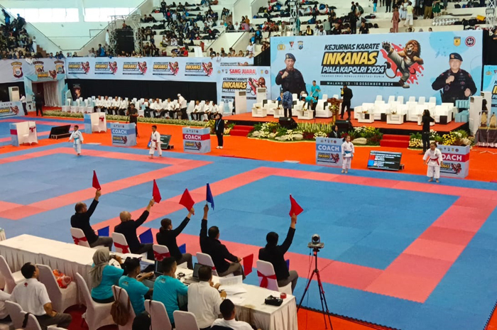 Karateka Jombang, Abishai Ratri (merah) meraih emas di nomor kata (seni) perorangan usia dini putri pada Kejurnas Inkanas Piala Kapolri di Malang, (13/12)