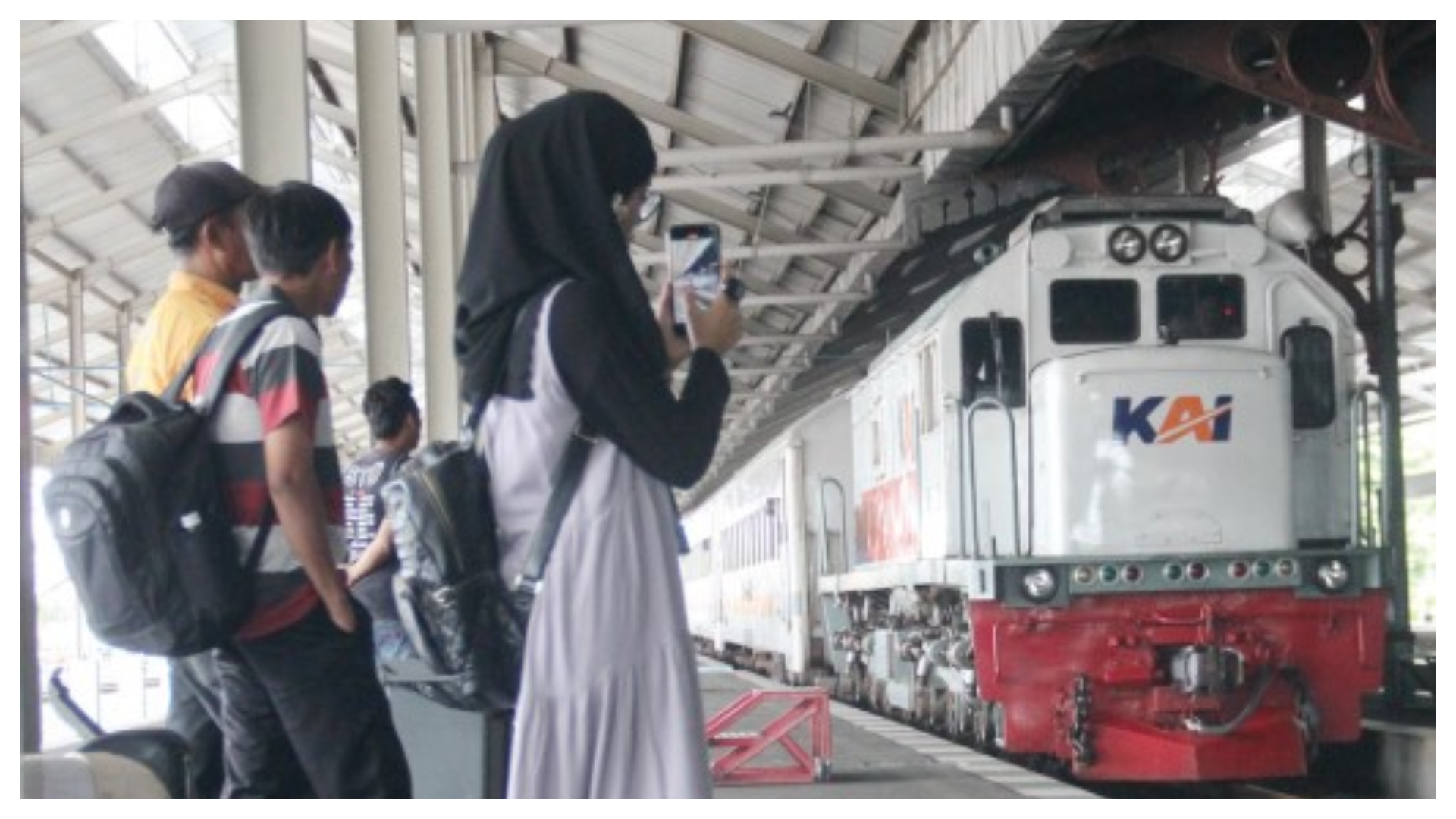 Penumpang menunggu kedatangan kereta di Stasiun Jombang.