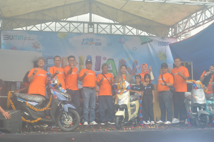 SELAMAT: Penyerahan hadiah Brilian Fest 2024 dalam peringatan HUT ke-129 BRI di kantor BRI BO Jombang, Sabtu (14/12).